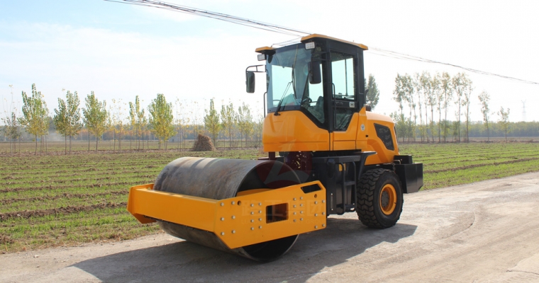 驾驶式压路机“；；；；；て琳稀薄寰部刂葡低