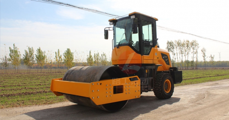 122cc太阳集成游戏集团关于小型压路机的详细先容